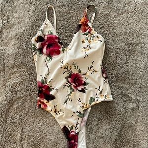 FREE if bundled with 3 items from my closet | windsor floral bodysuit
